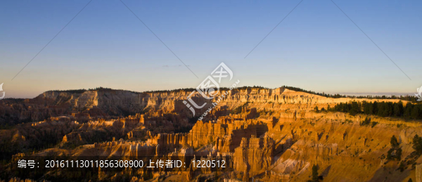美麗的風(fēng)景在布賴斯峽谷壯麗的石形成