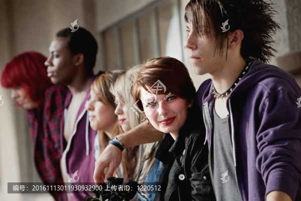 迷人的少年朋克女孩微笑的相機(jī)。