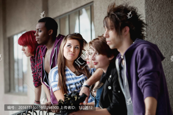 年輕迷人的朋克女孩的姿勢