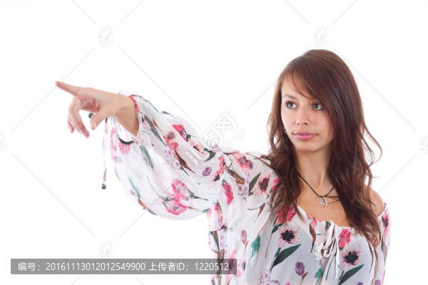 女人指著身邊的