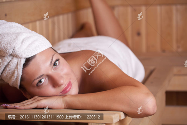 在桑拿室放松的女人