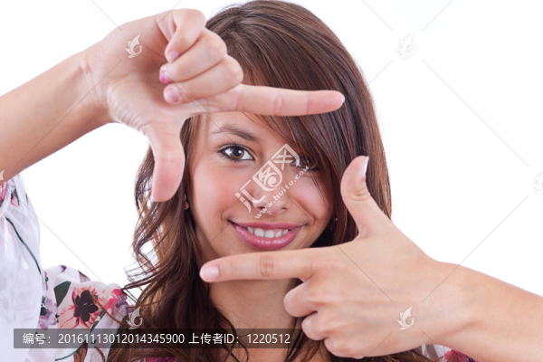女人用手指創(chuàng)造一個(gè)框架