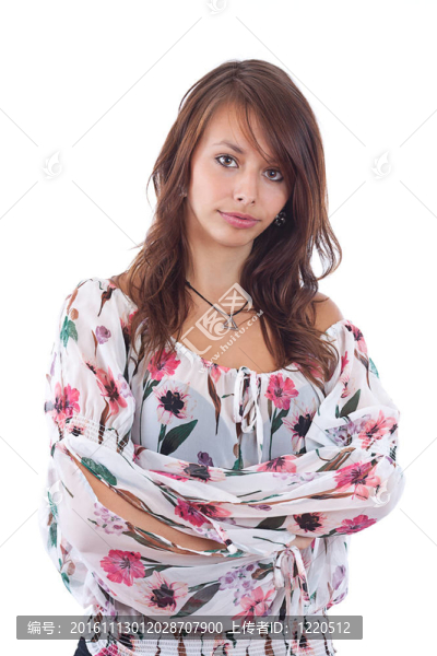 雙臂交叉站立的女人-匯圖網(wǎng) www.fosd68.com 雙臂交叉站立的女人