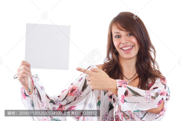 年輕女子指著手中的空白卡