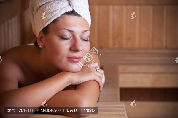 在桑拿室放松的女人