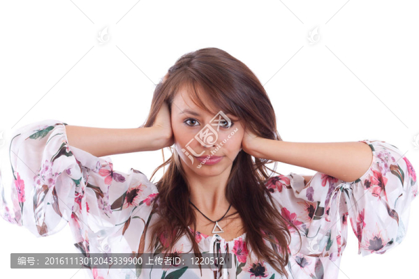 手在耳朵上的女人
