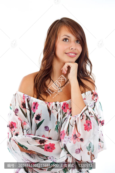 十幾歲的女孩在思考和尋找