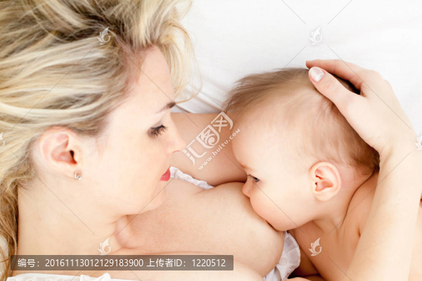 母乳喂養(yǎng)孩子；關(guān)注孩子