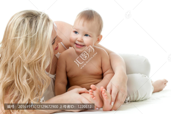 慈愛的母親擁抱著她的孩子