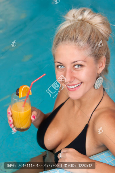 在按摩浴缸的年輕漂亮的女人