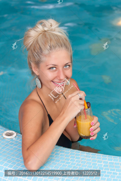 在按摩浴缸的年輕漂亮的女人