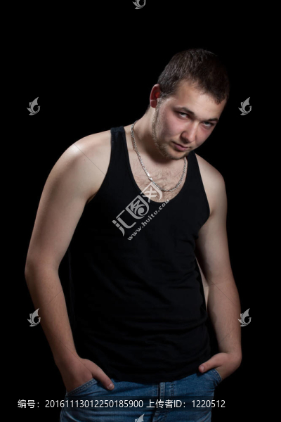 年輕人把雙手插在口袋里