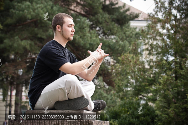 男人做瑜伽