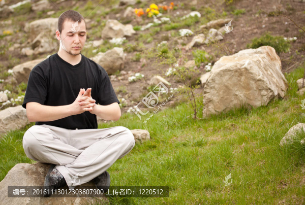男人做瑜伽
