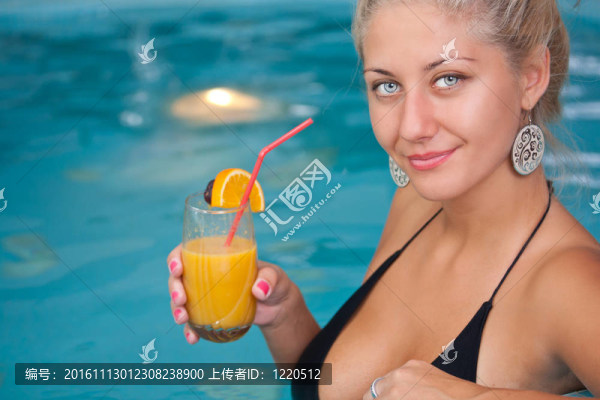 在按摩浴缸的年輕漂亮的女人