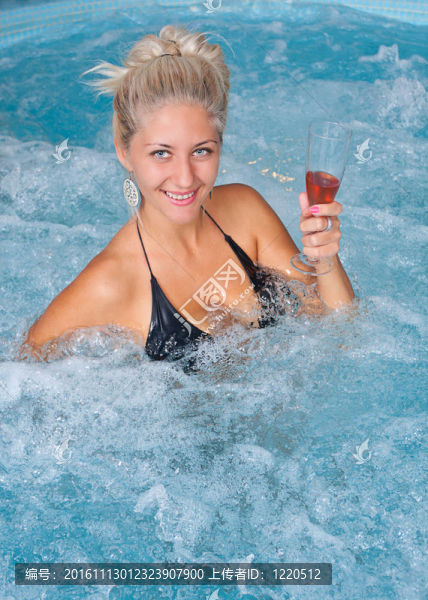 女人在按摩浴缸