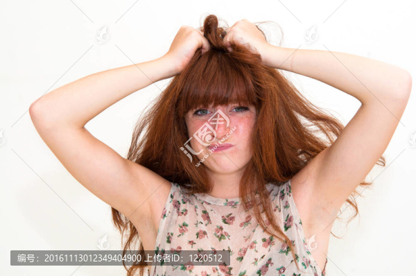 年輕的恐慌的女人