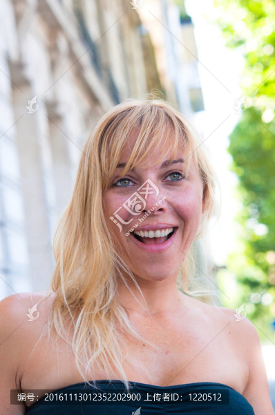 驚訝的年輕女子