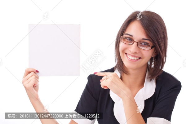 展示一個空白板的女人