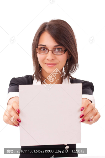 展示一個空白板的女人