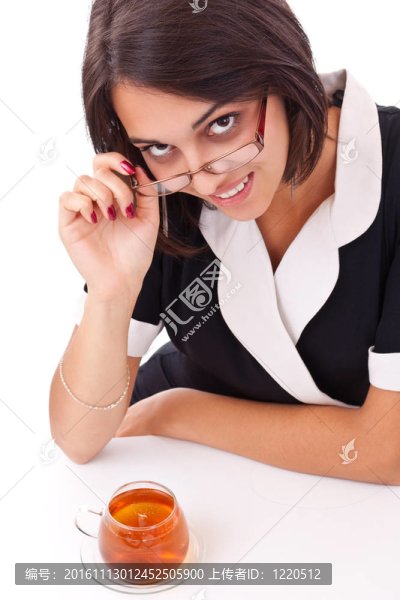 喝杯茶的女性