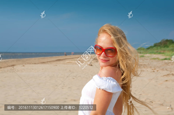 穿夏天衣服的女人站在沙灘上