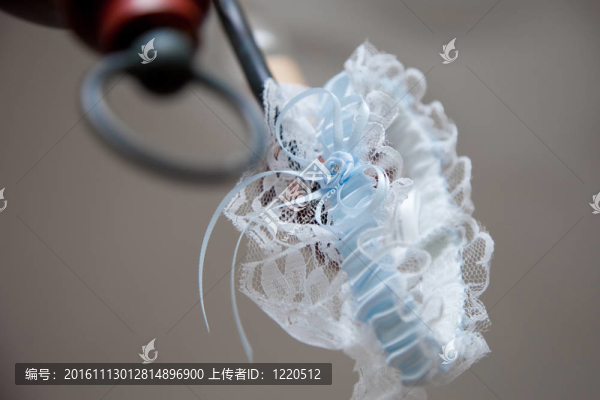 藍色花邊吊襪帶在婚禮當天新娘的吊燈掛