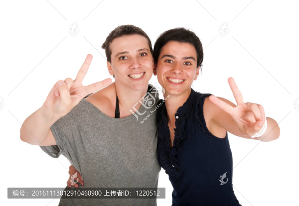 姐妹們展示勝利的跡象