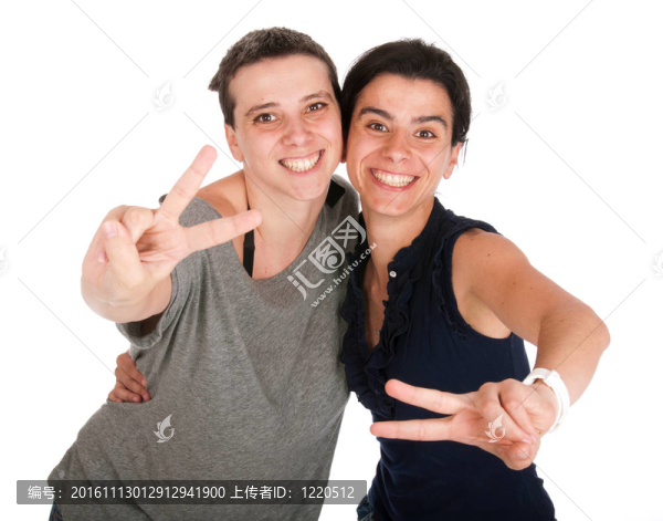 姐妹們展示勝利的跡象