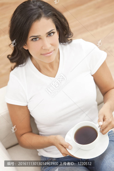 美麗的西班牙的拉丁女性飲用咖啡或茶