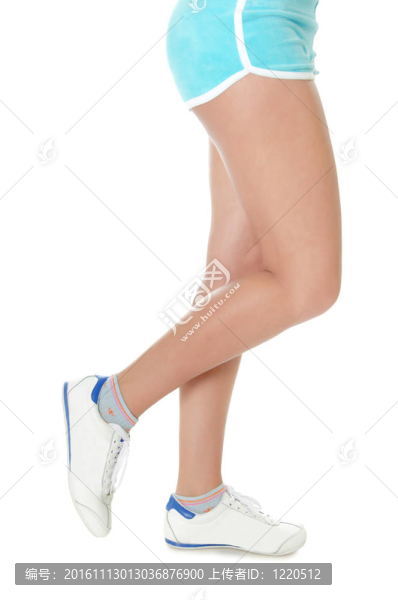 漂亮的女腳在運動鞋