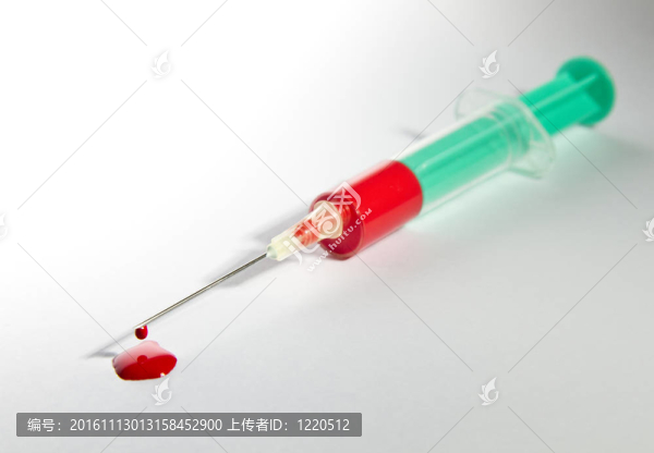 充滿血液的注射器