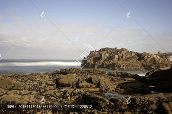 多巖石的海岸