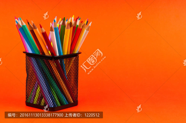 背景上的彩色鉛筆
