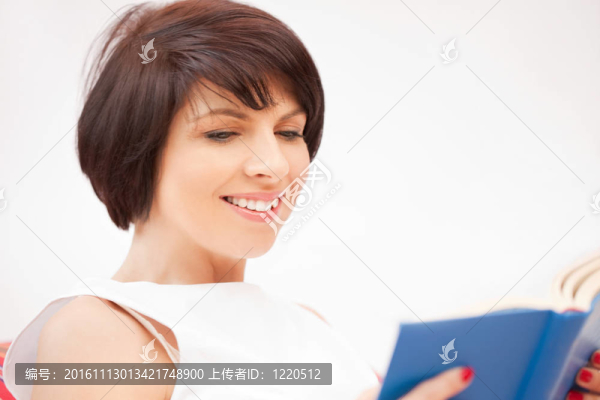 幸福和微笑的女人帶著書