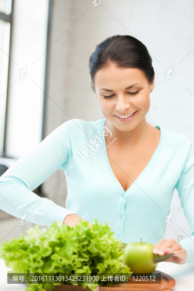 廚房里的漂亮女人