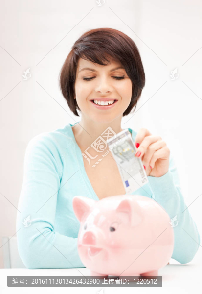 可愛的女人與儲蓄罐和錢