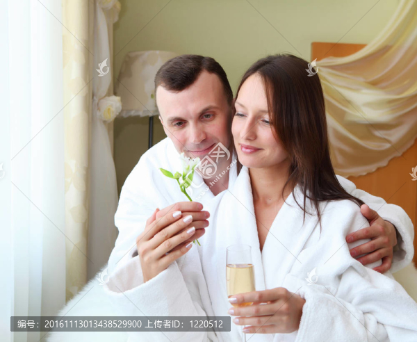 帶花的年輕夫婦