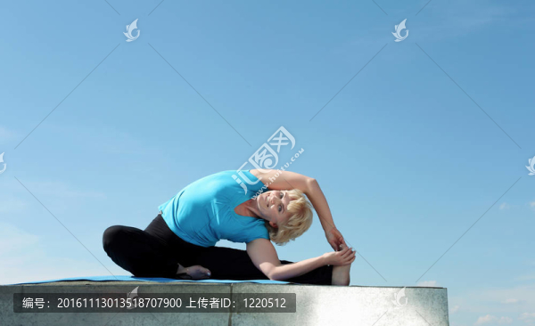 一位做瑜伽的老太太的肖像