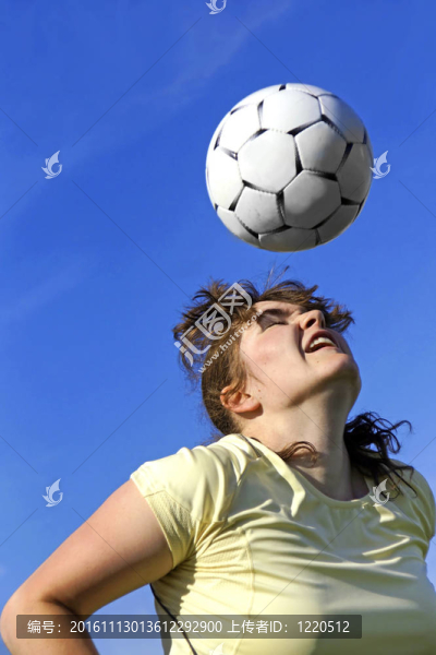 由年輕女子足球運(yùn)動(dòng)員頭球