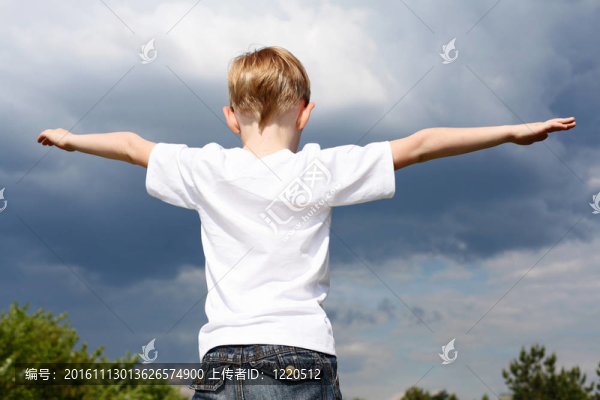 小男孩在戶外