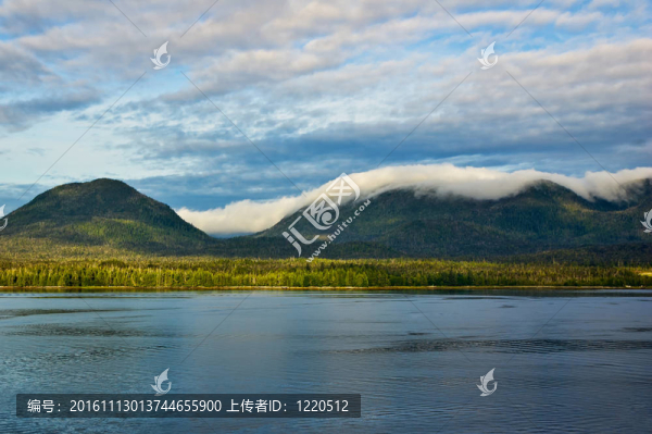 阿拉斯加山上的海岸線