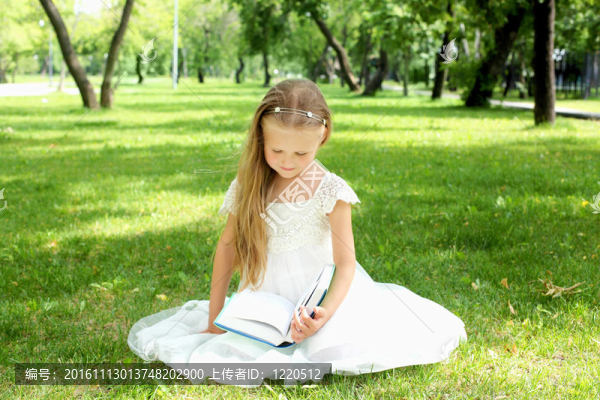 在公園里的一個小女孩的畫像