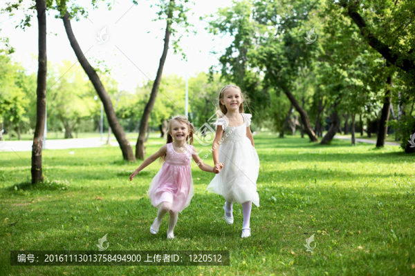 夏日公園里的兩個小姐妹