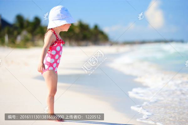 熱帶海灘上的小女孩