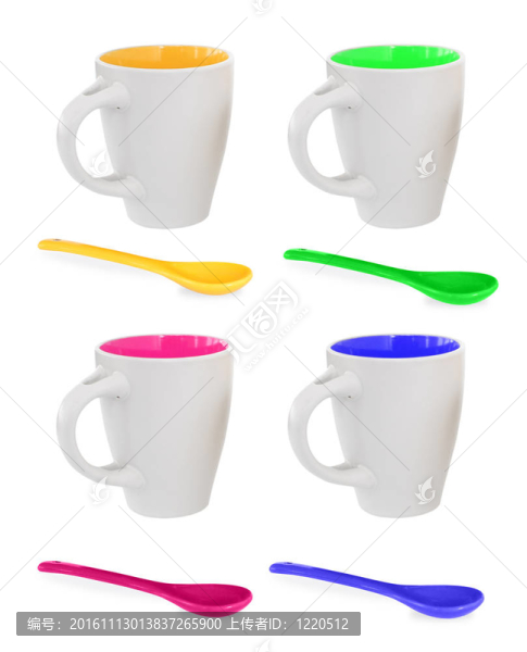 四杯彩色茶或咖啡和四個五顏六色的勺子