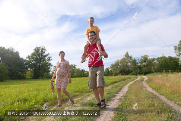 快樂(lè)的孕婦家庭；孩子和父親