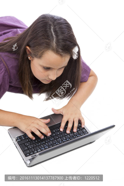 小女孩在用筆記本電腦