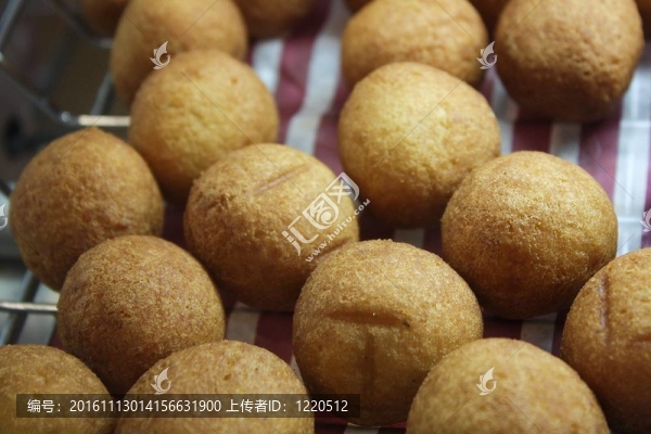 托盤的甜甜圈。