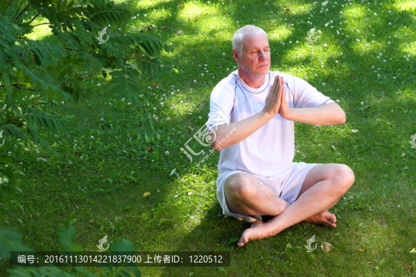 高級瑜伽姿勢的人